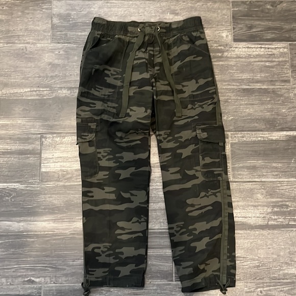 New Sanctuary Cargo Pants Size 30. Camo design - Picture 2 of 6